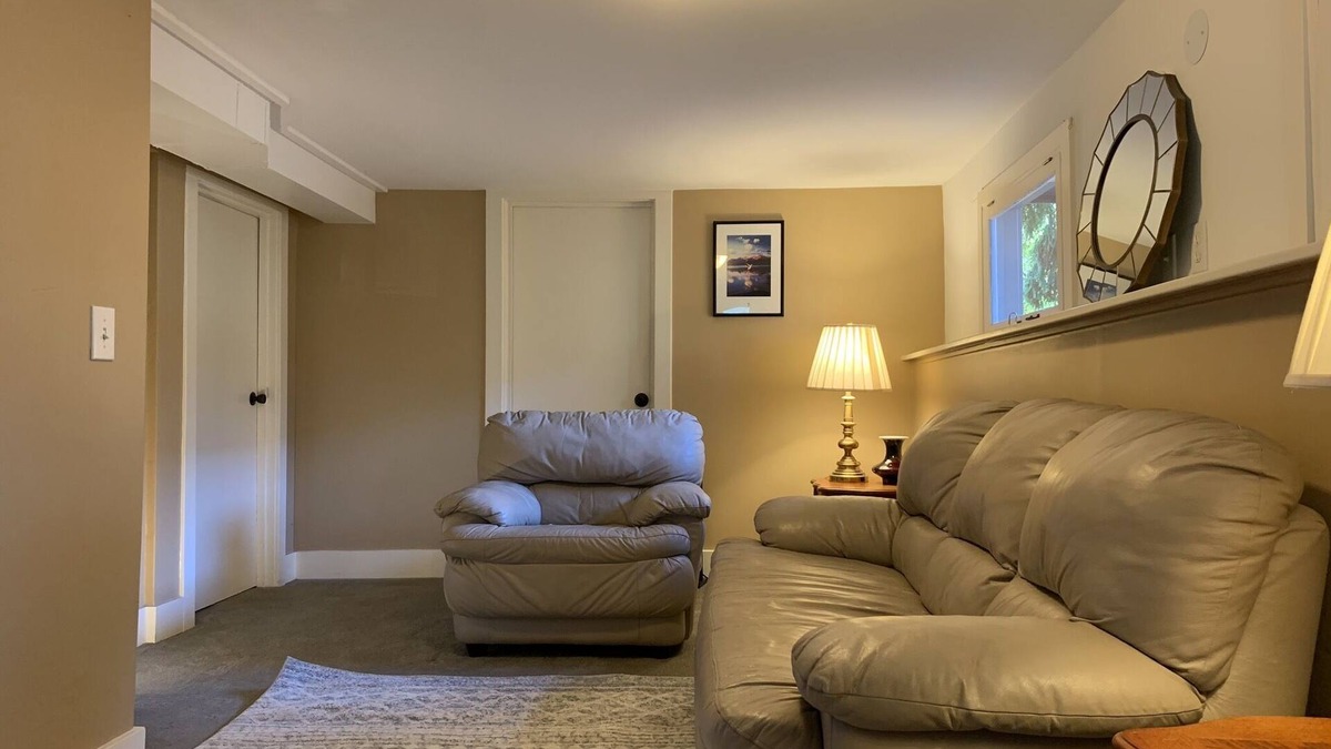 University District House | Cozy Private Suite near U-District + Free Parking & fast Internet