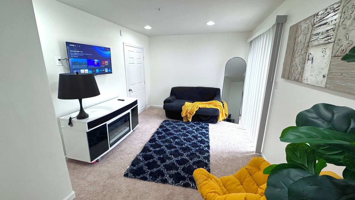 Glen Burnie House | Cozy Private Suite Gated Entry, Driveway Parking & Quiet Stay