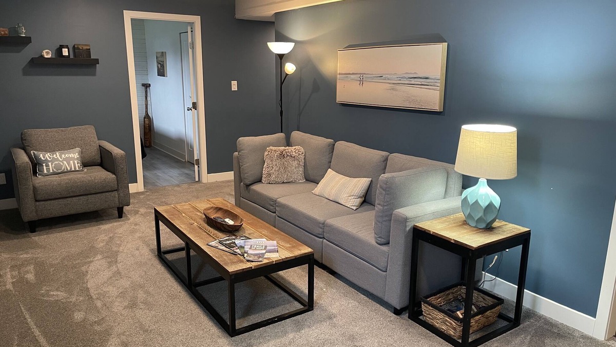 Hope House | Cozy Private Suite with hot tub and fire-pit!