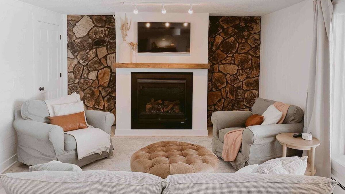 Hudson Apartment | Cozy private unit with hot tub, sauna, gas fireplace and jacuzzi