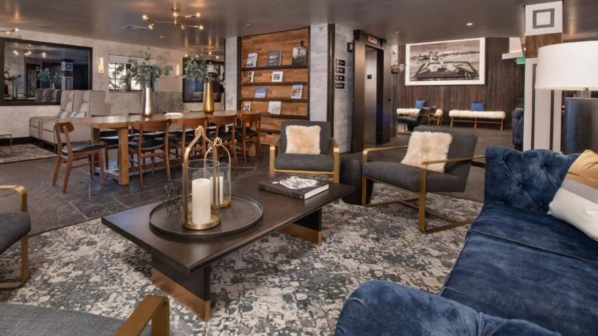 Vail Hotel | Cozy QQ room at Gravity Haus in the heart of Vail Village - walk to ski lifts!