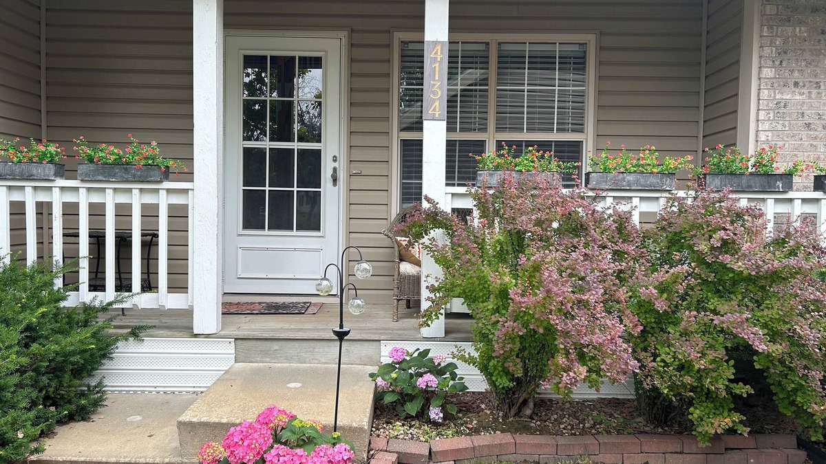 Cedar Rapids - Iowa City Condo | Cozy & Quaint 2 bedroom condo in nice NE Cedar Rapids with AC, WiFi