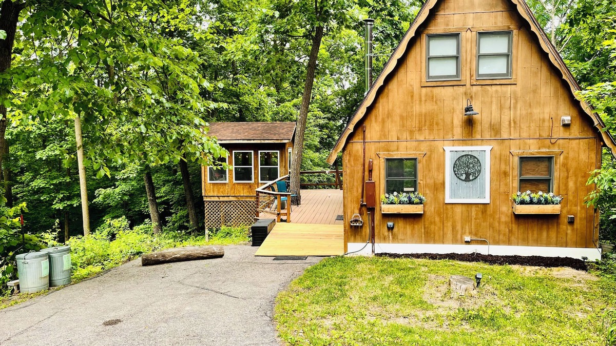 Eastman Cabin | Cozy quaint cabin tucked back in the woods- Secluded, private - couples getaway