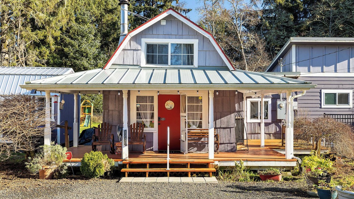 Westport Cottage | Cozy & Quaint Westport Cottage, EV charger, 1mi to beach, restaurants & parks