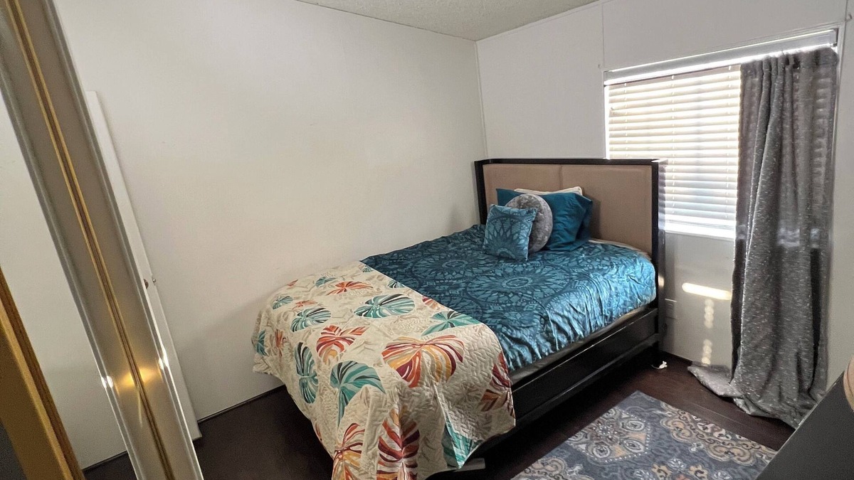 Claremont House | Cozy Queen room nestled close to Cal Poly Pomona, Claremont, & LaVerne Colleges