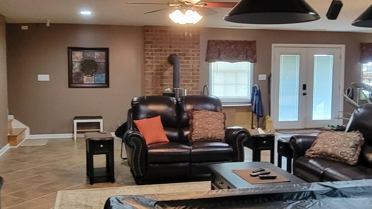 Appomattox Apartment | Cozy & quiet 1 Bedroom apartment with pool table and big screen TV.