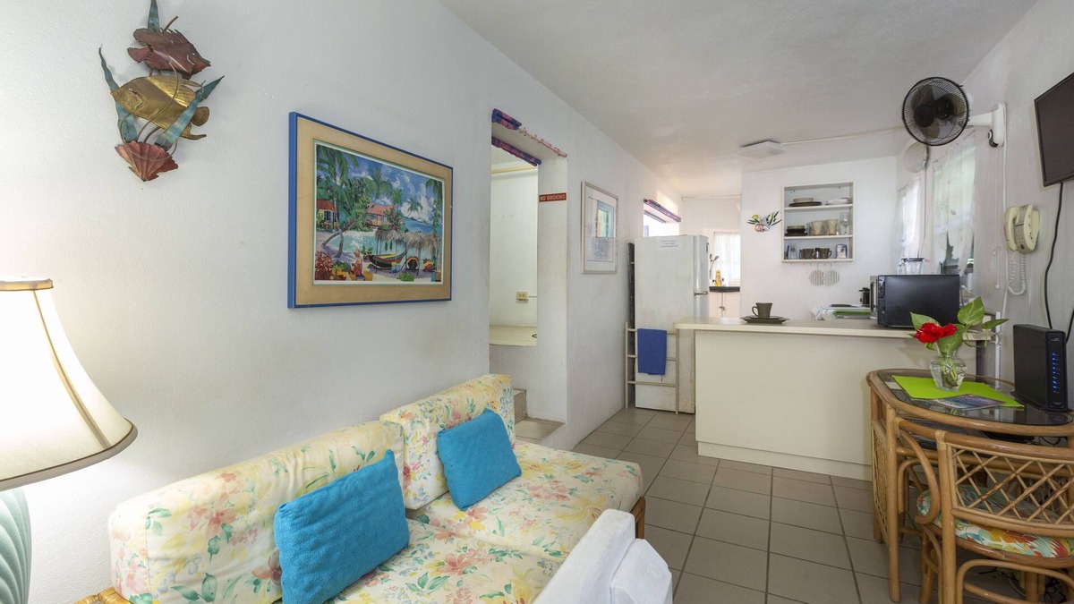 Contant Farms Apartment | Cozy, quiet, and safe Studio Apartment - 5 minute walk to Cruz Bay!