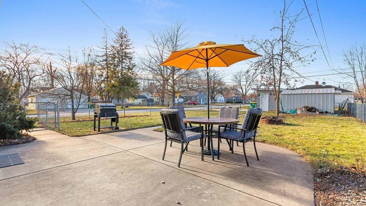 Green Bay House | Cozy, quiet, & convenient 2-bedroom house with WiFi & AC in vibrant Green Bay