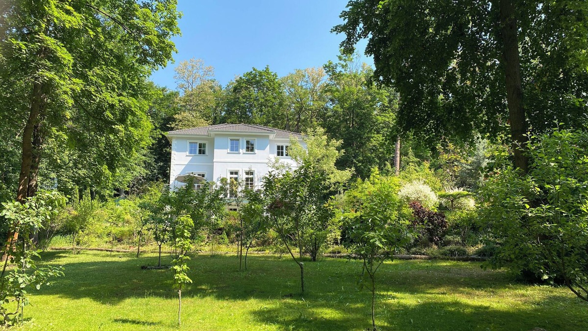 Wilhelmshorst Villa | Cozy, quiet guest room with bathroom in a dream villa on the edge of the forest