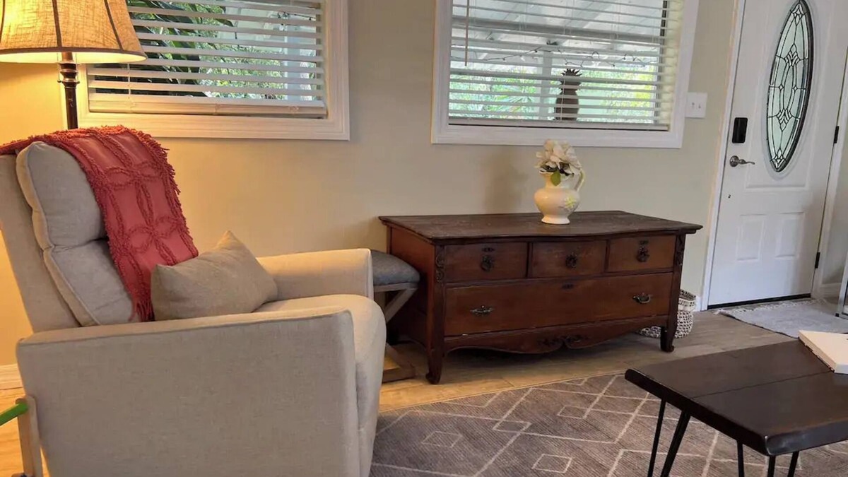 Odessa House | Cozy, Quiet Keystone Cottage. Nestled in a lush Old Florida neighborhood.