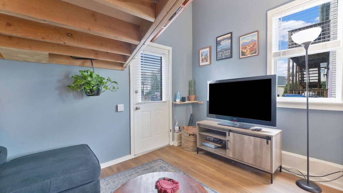 Suffield Apartment | Cozy Quiet Loft by Airport, Hospitals & Cities