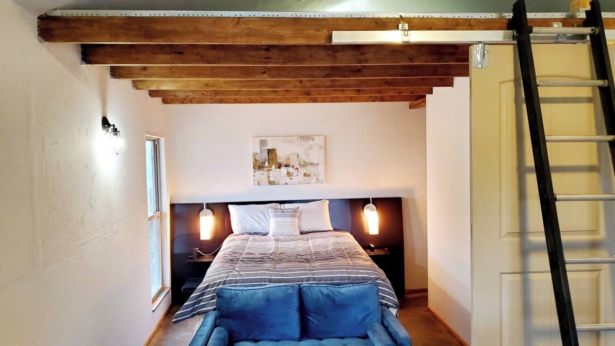 Noble Apartment | Cozy, quiet studio with AC, heat, laundry and WiFi in lovely Noble