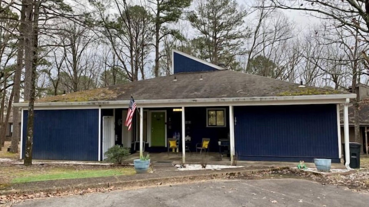 Fairfield Bay House | Cozy, Quirky & Fun Cabin - Sleeps 8 - Dog Friendly - Fairfield Bay, Arkansas