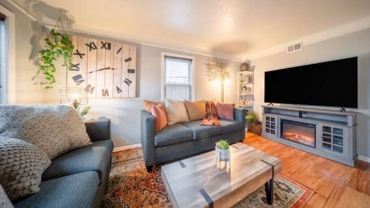 Kamm's Corners House | Cozy Ranch Bungalow in West Park - Clevelandn