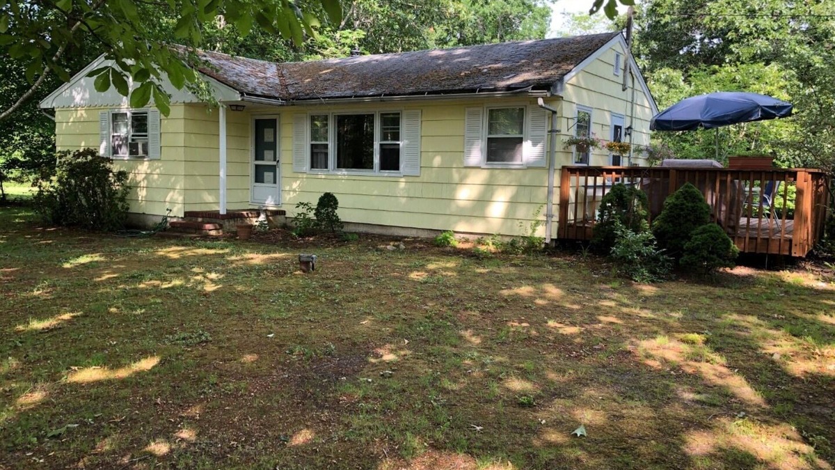 Shelter Island Heights House | Cozy Ranch five minutes from Mashomack Preserve, beaches and miniature golf.