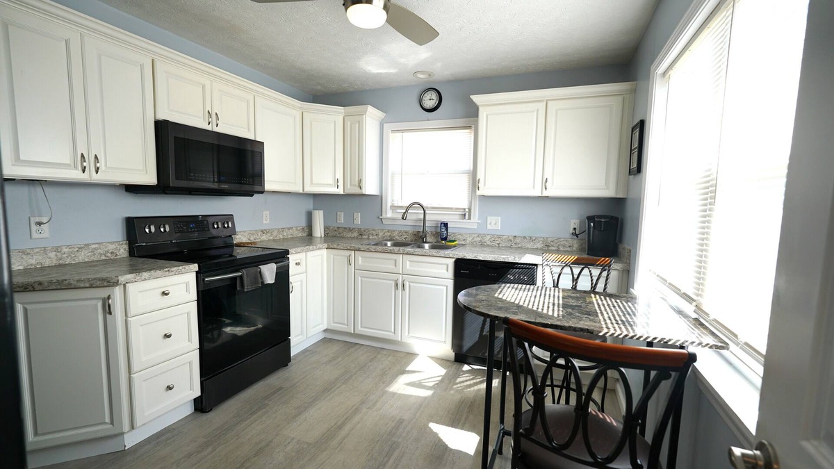 Elyria House | Cozy Ranch Retreat