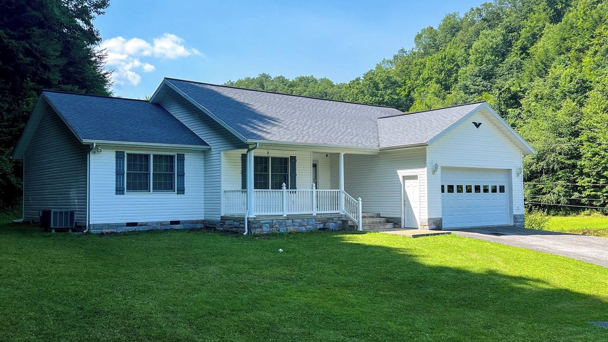 Wolfe House | Cozy ranch style home close to Virginia Spearhead and Hatfield McCoy Trailheads