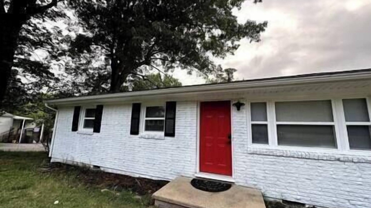 Danville House | Cozy Red Door Cottage - 5 mins from Casino