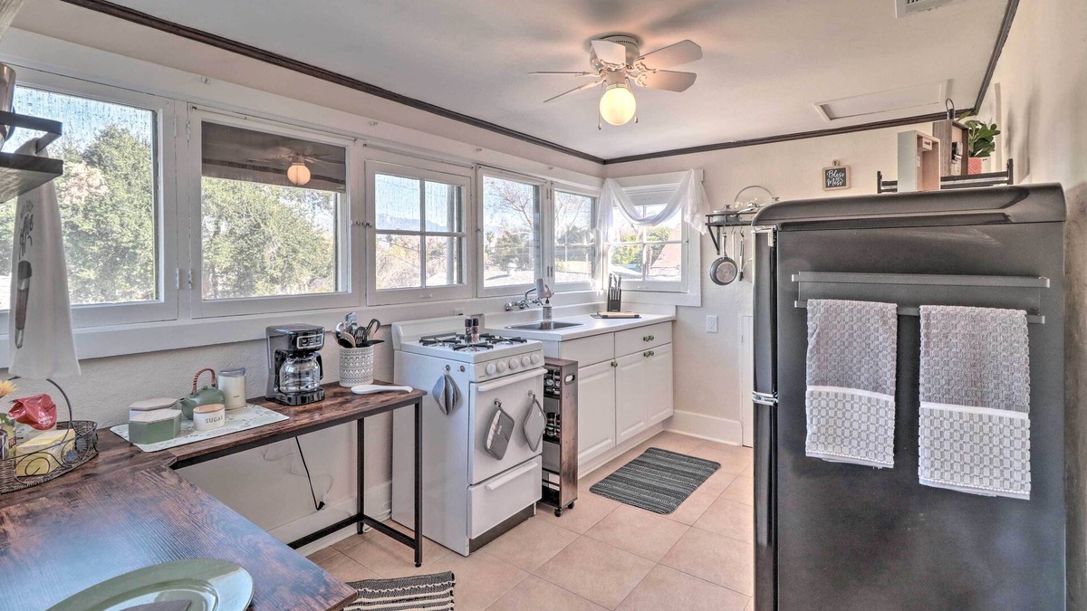Redlands House | Cozy Redlands Duplex w/ Grill & Shared Yard!