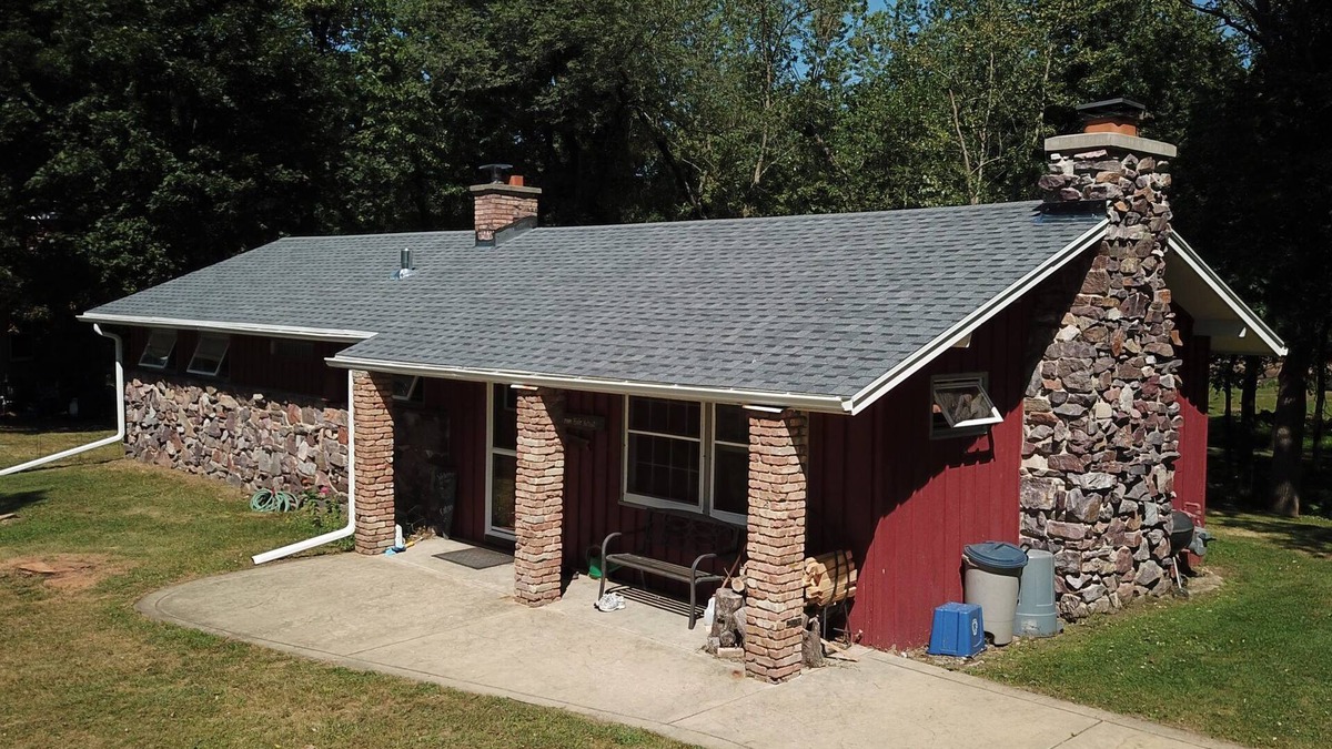 Leland Cabin | Cozy Redstone Cottage on WI River- pets welcome!