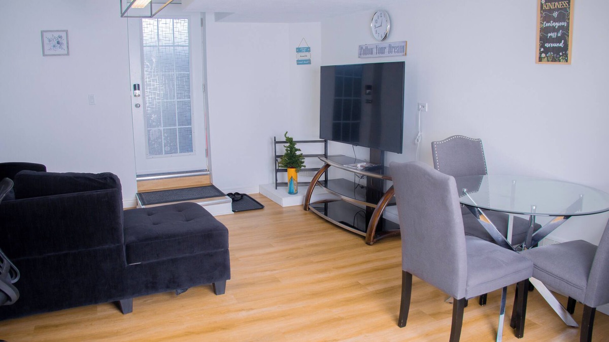 London House | Cozy relaxation haven - close to major amenities, Masonville and Oakridge mall