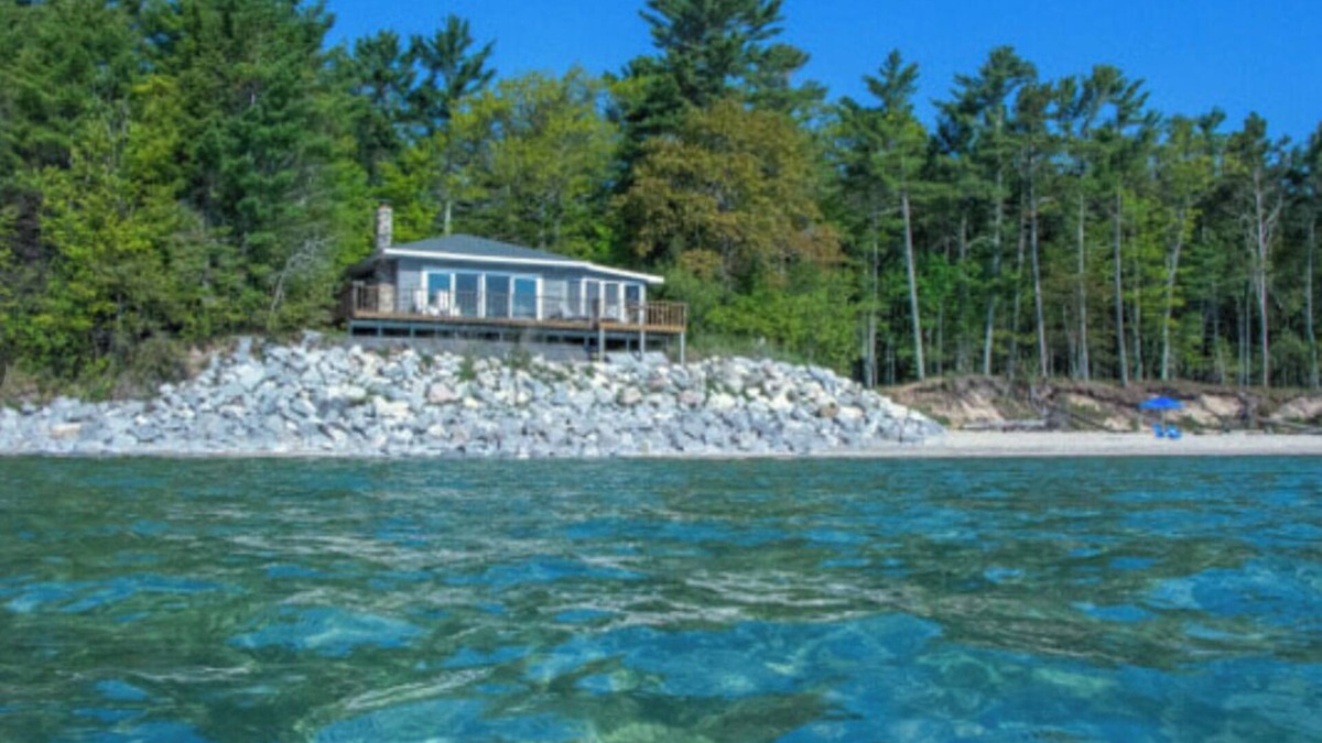 Beaver Island House | Cozy Relaxing Beaver Island Cottage – Waterfront, Beach Access, & WiFi