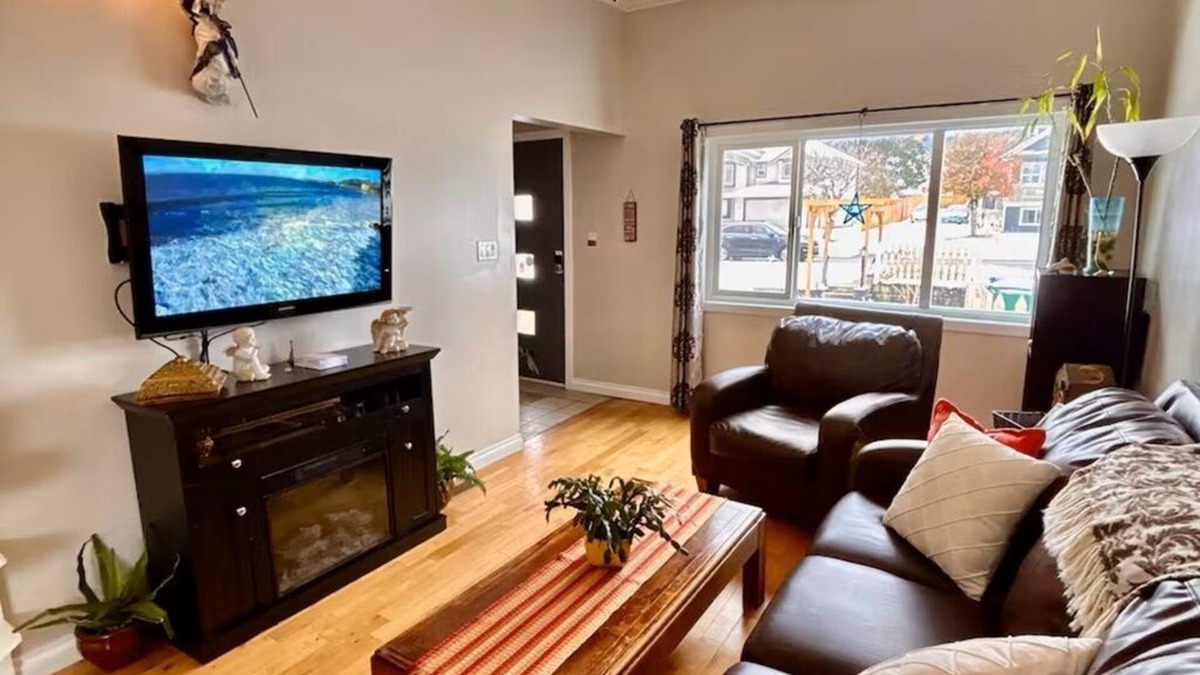 Regional District of Nanaimo House | Cozy, Relaxing Family-Sized House/near the ferry, parks, shopping & downtown!