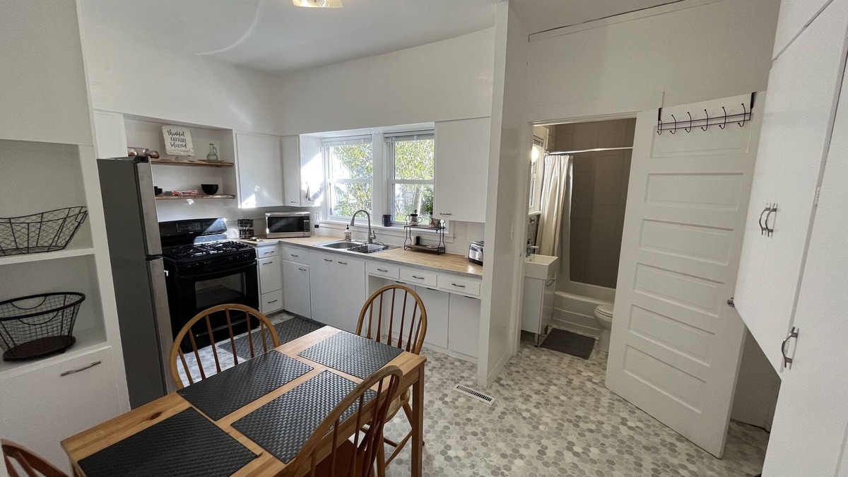Des Moines Apartment | Cozy remodeled 1 bedroom near Drake U and downtown