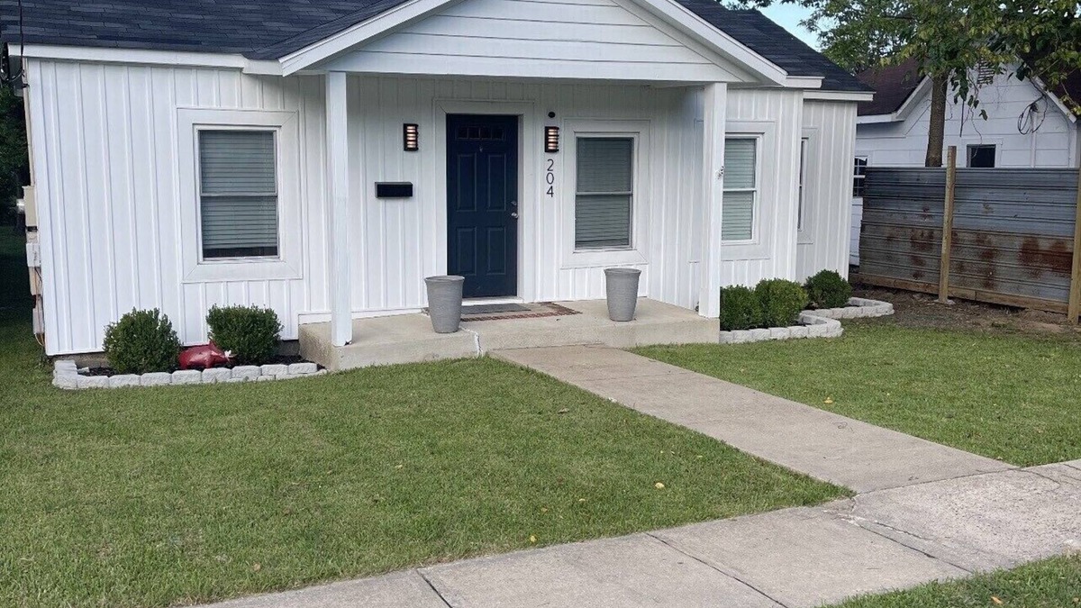 Mena Cottage | Cozy remodeled house 3 blocks from downtown.