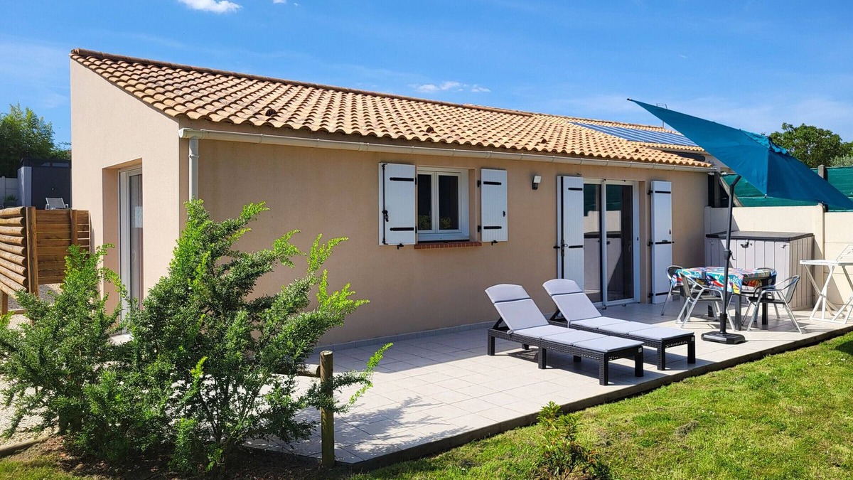 Saint-Vincent-sur-Jard Cottage | Cozy Renovated House, 4 Guests, Near Beach & Shops, Large Shared Garden with Trampoline & Swing