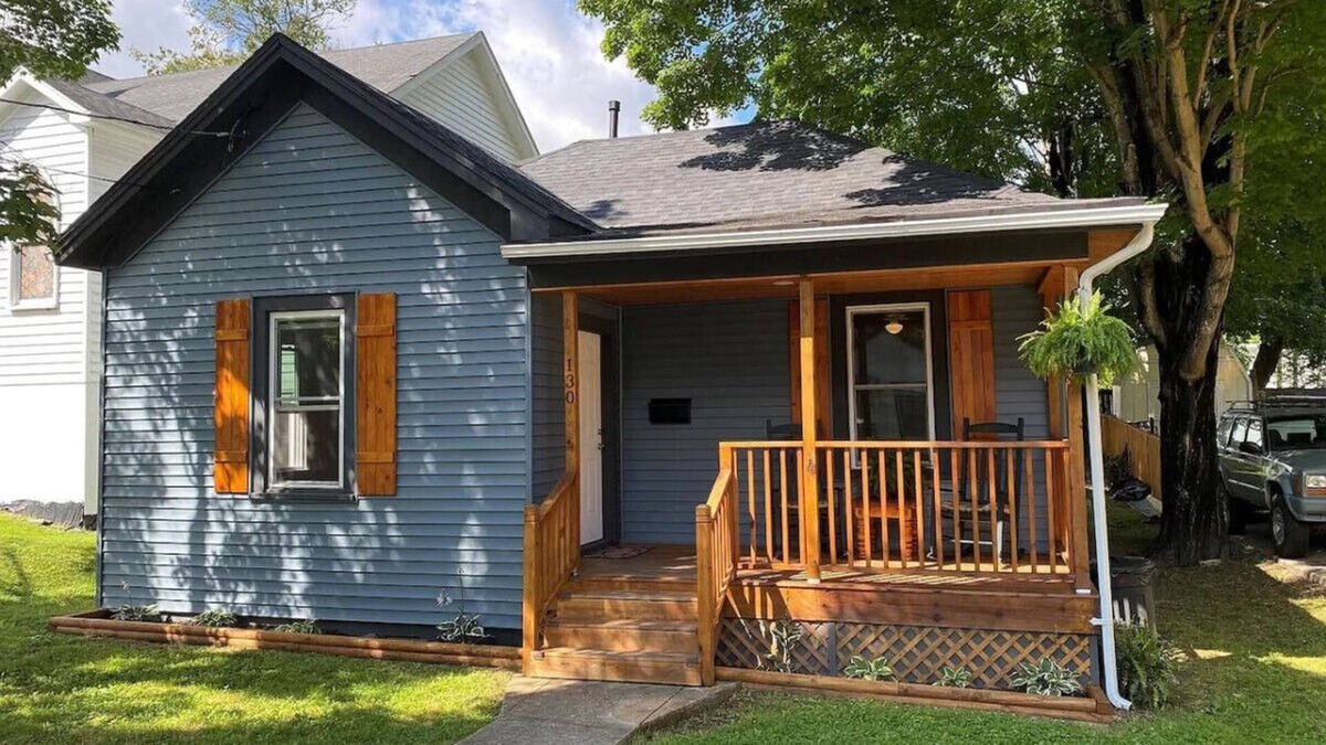 White Sulphur Springs House | Cozy Renovated Bungalow — Walk Downtown!