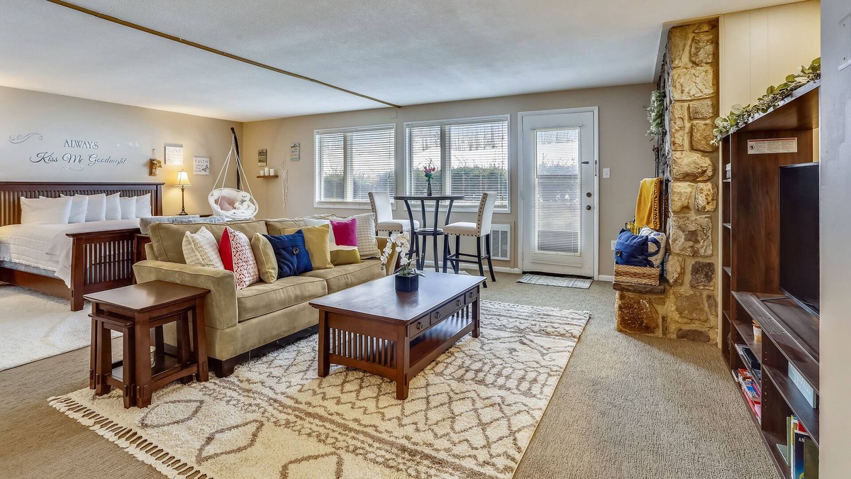 Mount Jackson Resort | Cozy Renovated Pet Friendly Resort Condo on the Slopes