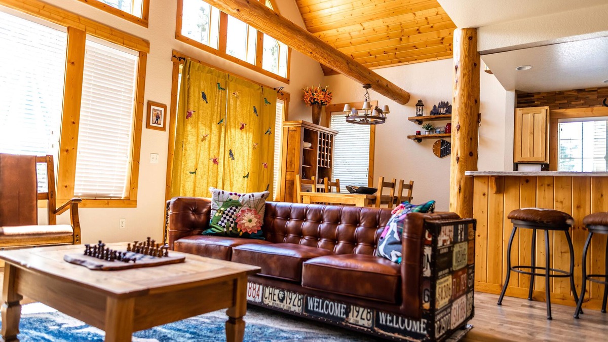 Klamath Falls Ski Chalet | Cozy renovated Running Y Chalet w Deck, Grill, Hot tub & Resort amenities.