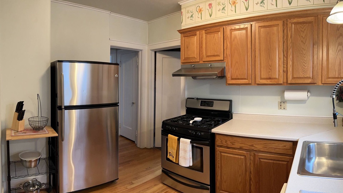 Albany Apartment | Cozy rental near local hospitals, colleges, and dining. With home office!