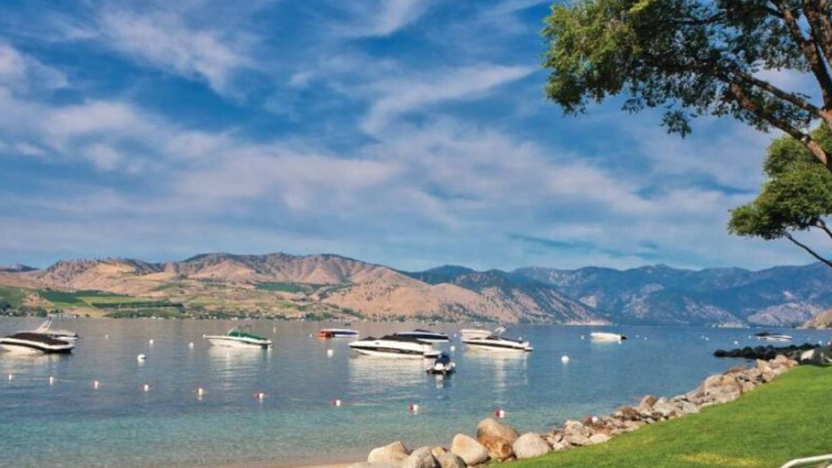 Chelan Resort | Cozy resort in amazing Chelan with AC, fitness room & pool, next to Lake Chelan