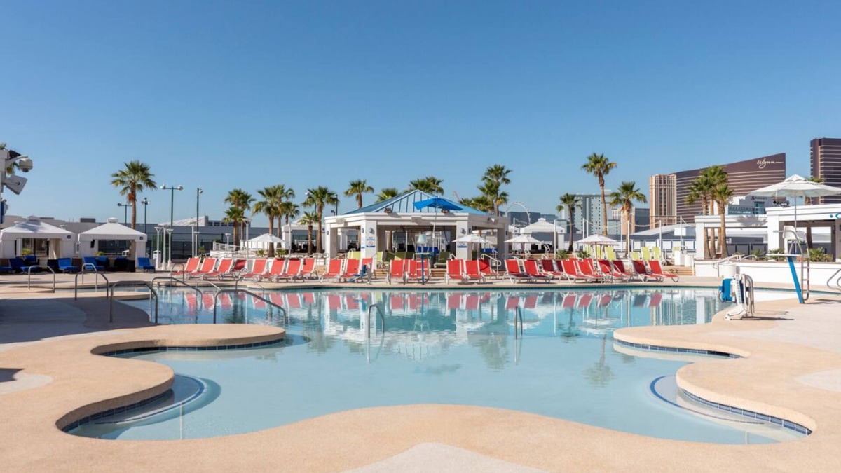 Winchester Resort | Cozy resort in awesome Las Vegas with WiFi, fitness room, AC Luxe Room