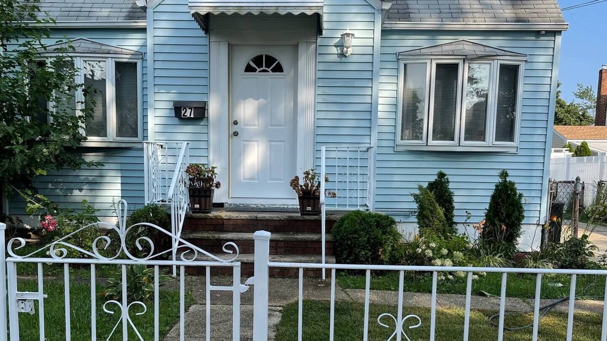Floral Park House | COZY REST 3BDRM HOME AWAY FROM HOME W/DECK