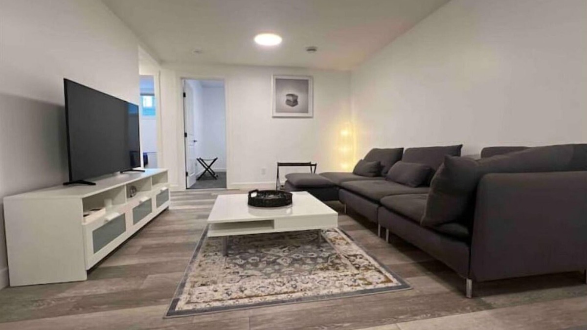 Keith Apartment | Cozy Retreat: 2BR Suite with full Kitchen, Washer/Dryer and free street parking