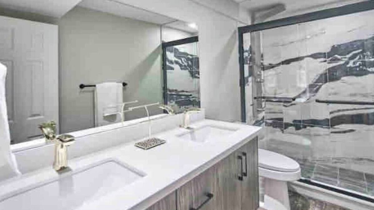 Whitby Apartment | Cozy Retreat Great for Short/Long Term Stays.