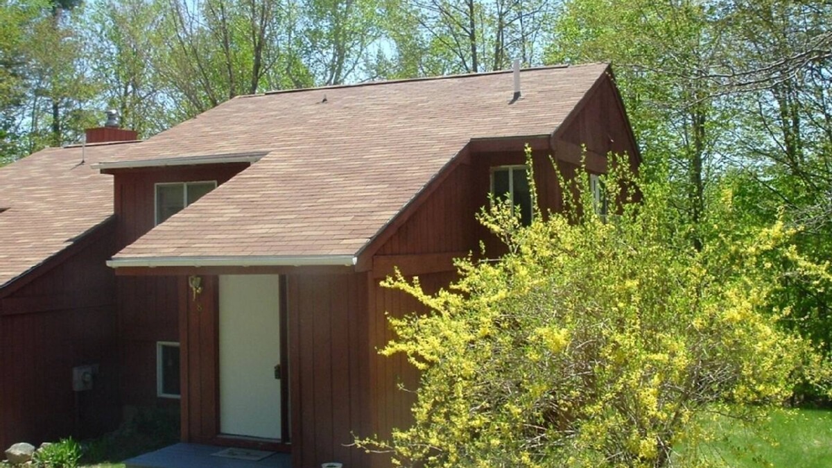 Stoneham Condo | Cozy Retreat, Hot tub, Wireless,Close to Kezar Lake, abuts White Mountains