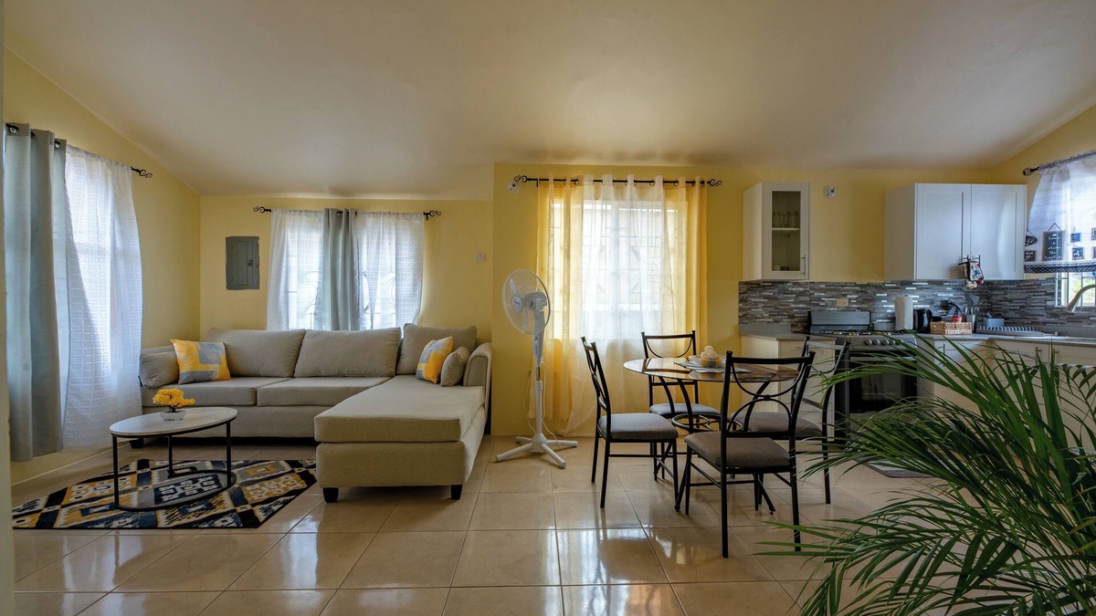 Montego Bay House | Cozy Retreat in a Gated Community 10 minutes from the Beach