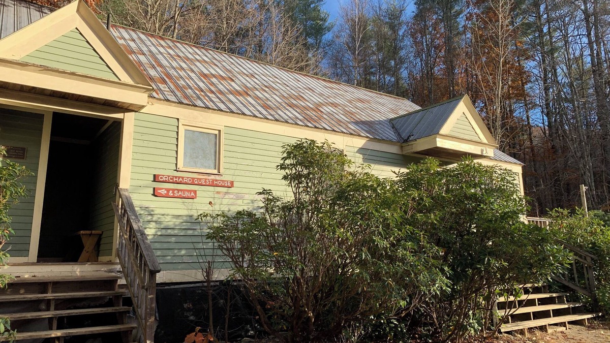 Rowe Bed & Breakfast | Cozy Retreat in the Berkshires - Cherry Room in Orchard Guest House