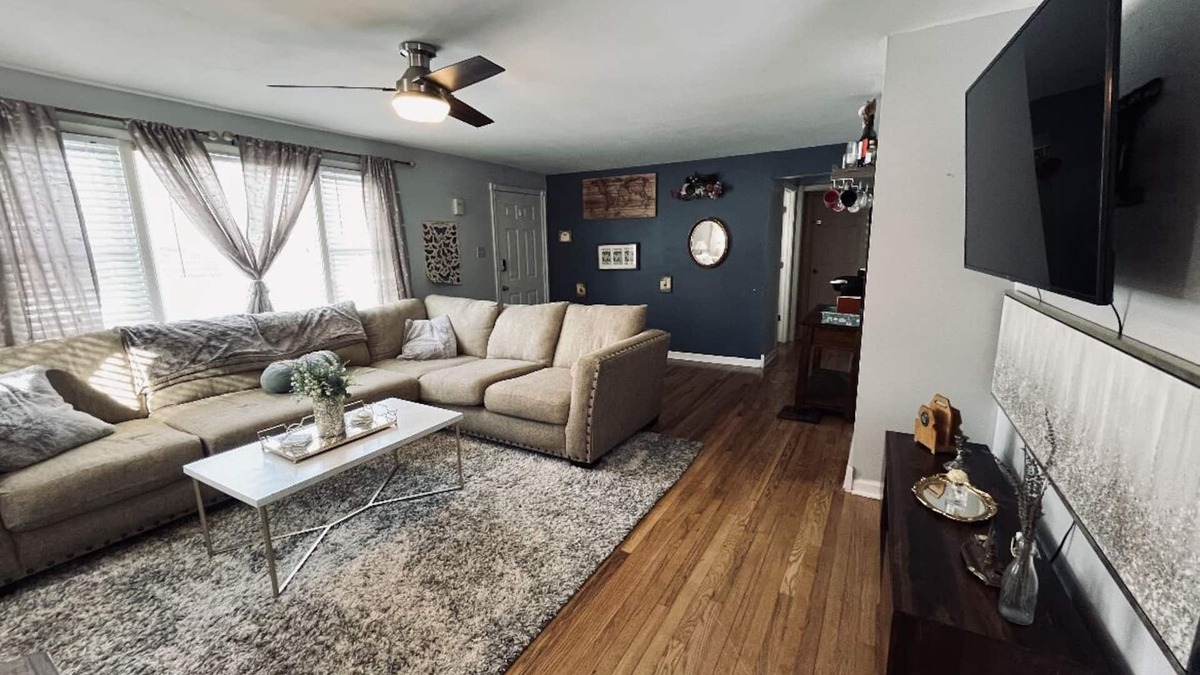 Manhattan Ski Chalet | Cozy Retreat in the Heart of MHK: Experience Elegant French-Inspired Chalet