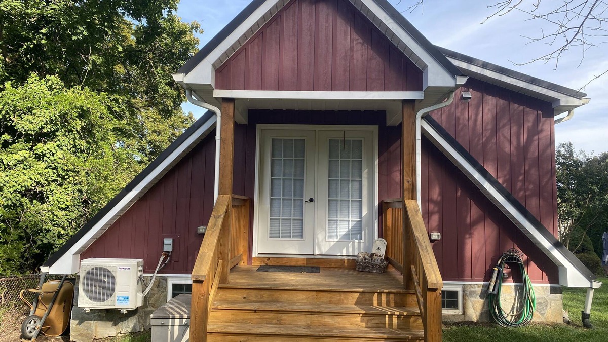 Round Hill Apartment | Cozy retreat in the heart of wine country, 5 minutes from the Appalachian trail!