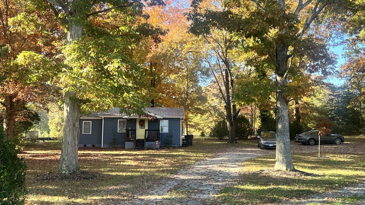 Powhatan House | Cozy retreat just 1 mile from the Fine Creek Brewery & eclectic wedding venue.
