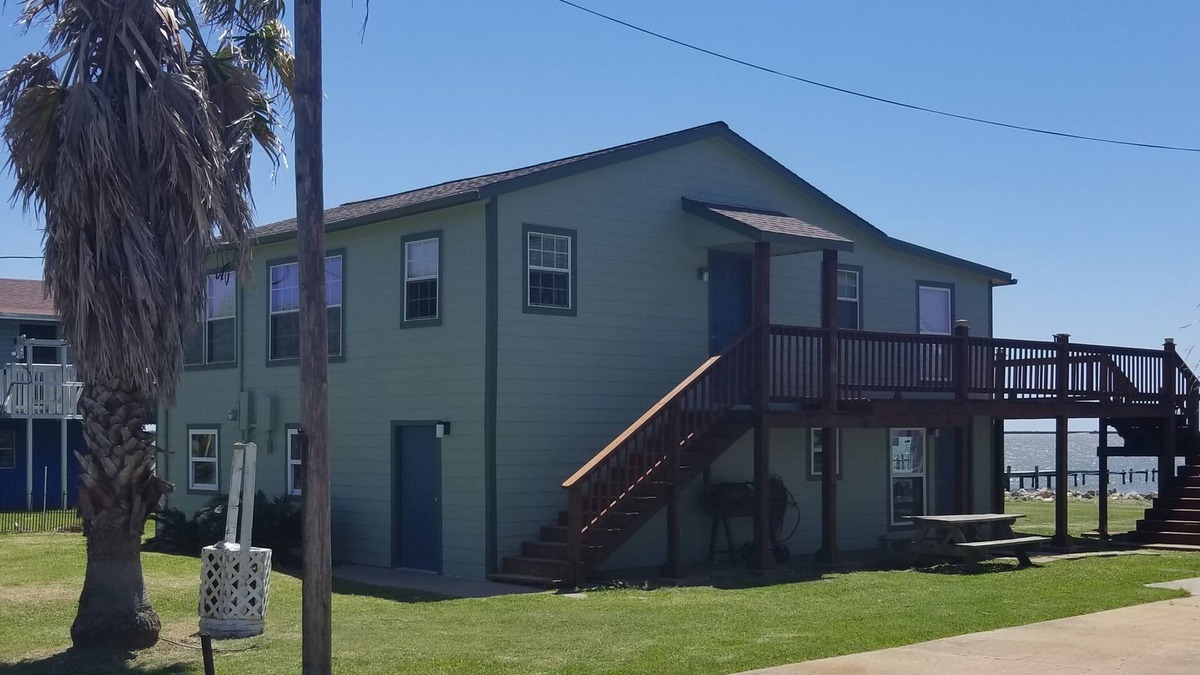 Palacios House | Cozy Retreat On Matagorda Bay with 360' Lighted Pier. Fishing