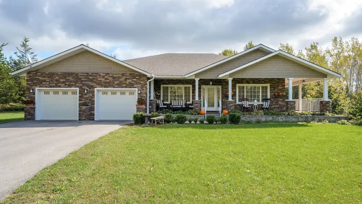 Greater Napanee House | Cozy Retreat On The Eastside Estate (10 Guest)