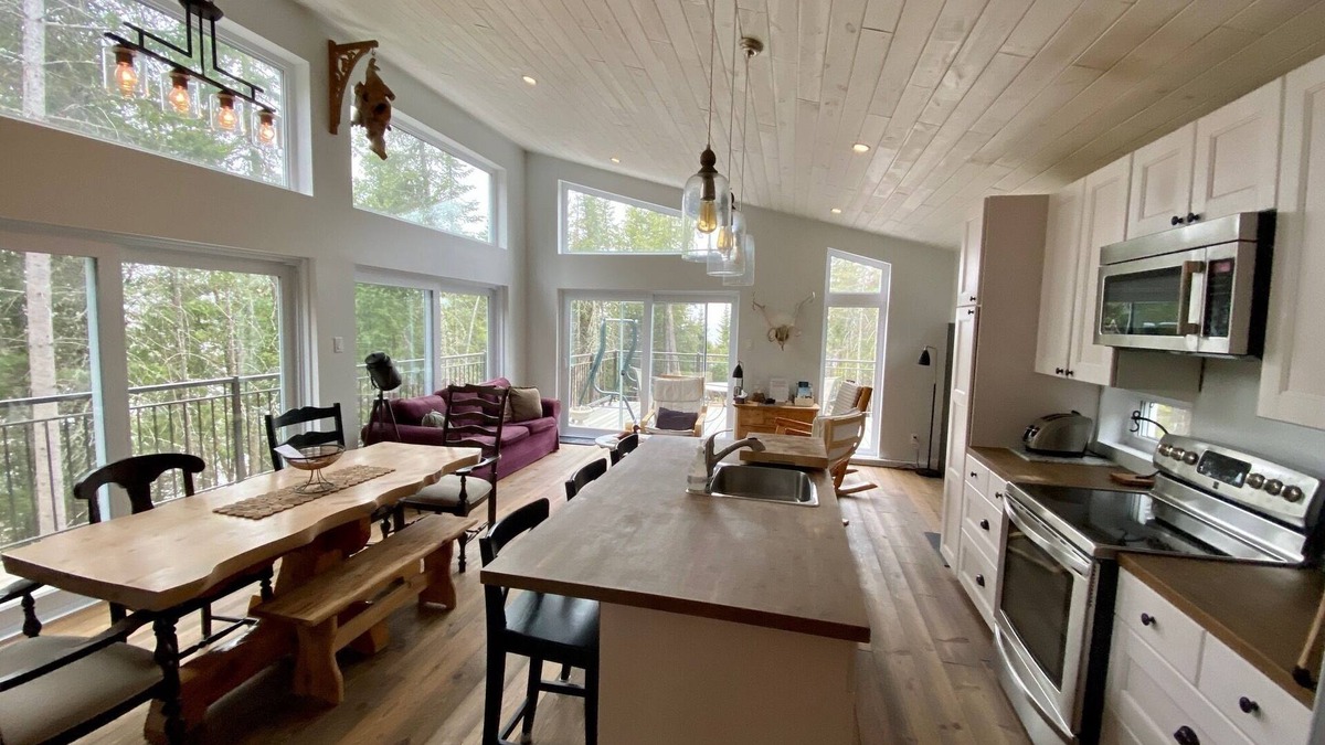 Preissac Ski Chalet | Cozy retreat on the lake.