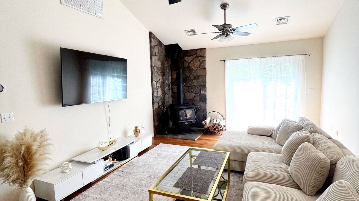 Narrowsburg House | Cozy Retreat: Private 5-Acre Haven with AC close to Bethel Woods
