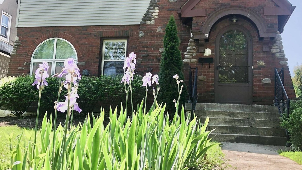 Roselawn Finance House | Cozy Retreat @ The Sweet Iris